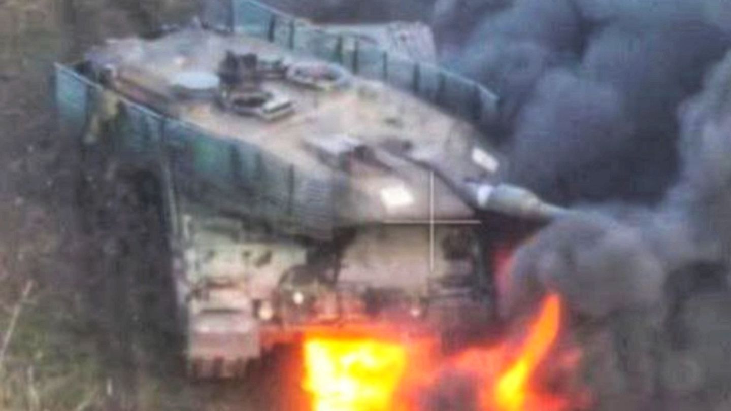 Die Besatzung konnte sich retten, doch der Panzer brennt aus.