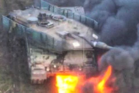 Die Besatzung konnte sich retten, doch der Panzer brennt aus.