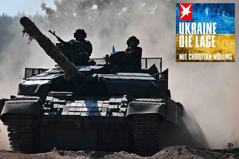 Ukrainische Soldaten auf einem T-64-Panzer während einer Übung in der Region Kiew, Ukraine