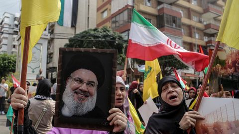Libanon: Solidaritätsdemo für die Palästinenser, Menschen halten Plakate mit dem Gesicht von Hisbollah-Chef Hassan Nasrallah