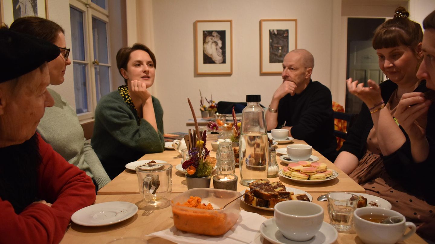 Menschen sitzen in einem Café und unterhalten sich