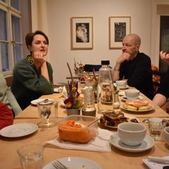 Menschen sitzen in einem Café und unterhalten sich