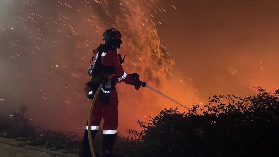 Video: Heftige Waldbrände im Osten Spaniens Video: Heftige Waldbrände im Osten Spaniens
