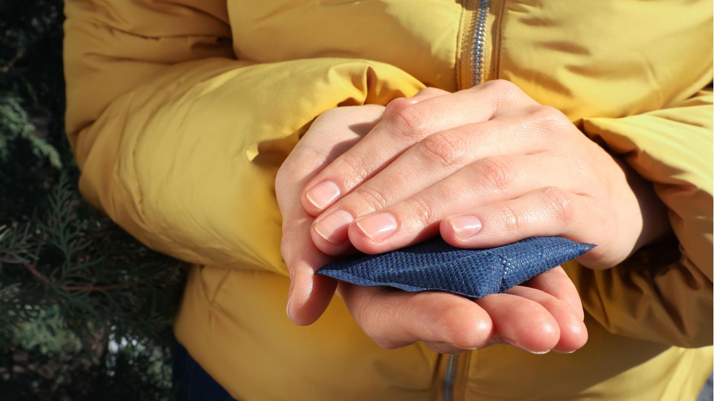 Wiederverwendbare Taschenwärmer: Ein Taschenwärmer wärmt Frauenhände