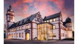 Ohrdrufer Schlossweihnacht  44 Kilometer, Fahrtzeit 45 Minuten von Erfurt  Die Ohrdrufer Schlossweihnacht findet im Hof des jüngst sanierten Schlosses Ehrenstein Ohrdruf vom 1. bis zum 3. Dezember statt. Die Anlage am Flüsschen Ohra zählt zu den schönsten Renaissance-Schlössern in Mitteldeutschland. Wer mit kleineren Kindern einen besonderen Weihnachtsmarkt sucht, ist hier richtig. Wo sonst gibt es Ponyreiten, Bastelecken, einen Märchen-Pavillon und einen Fototermin mit dem Weihnachtsmann? Die Großen erwartet Live-Weihnachtsmusik in drei verschiedenen Stilrichtungen von rockig über melancholisch bis zur Blasmusik. Wer danach noch Zeit hat, sollte sich den Kubus Magicus anschauen, ein komplett verspiegelter multimedialer Raum, der vom Künstler Peter Hans Felzmann gestaltet wurde. Weitere Informationen zum Programm gibt es hier.    