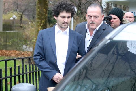 Sam Bankman-Fried verlässt das Gericht in New York City