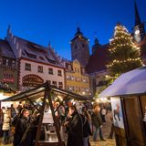 Schmalkalden: Mittelalterliche Weihnachtsmarktgefühle  70 Kilometer, Fahrtzeit eine gute Stunde von Erfurt  Sie mögen Märkte mit romantisch mittelalterlicher Atmosphäre? Dann lohnt der Besuch von Schmalkalden gleich doppelt. Im Zentrum der Stadt zwischen liebevoll restaurierten Fachwerkhäusern und steinernen Kemenaten lädt der Herrscheklasmarkt ein. Gemütlich wird es am Abend, wenn zahlreiche Scheinwerfer die Gebäude rund um den Markt in buntes Licht tauchen.  Wegen Renovierungen findet der traditionelle Mittelalterliche Weihnachtsmarkt auf Schloss Wilhelmsburg 2025 nicht statt. Nächstes Jahr aber wird er seine schweren Tore wieder öffnen. Im Schlosshof, im Weinkeller und in der Schlossküche lassen sich dann Töpfer, Imker, Schneider und Zinngießer über die Schulter schauen