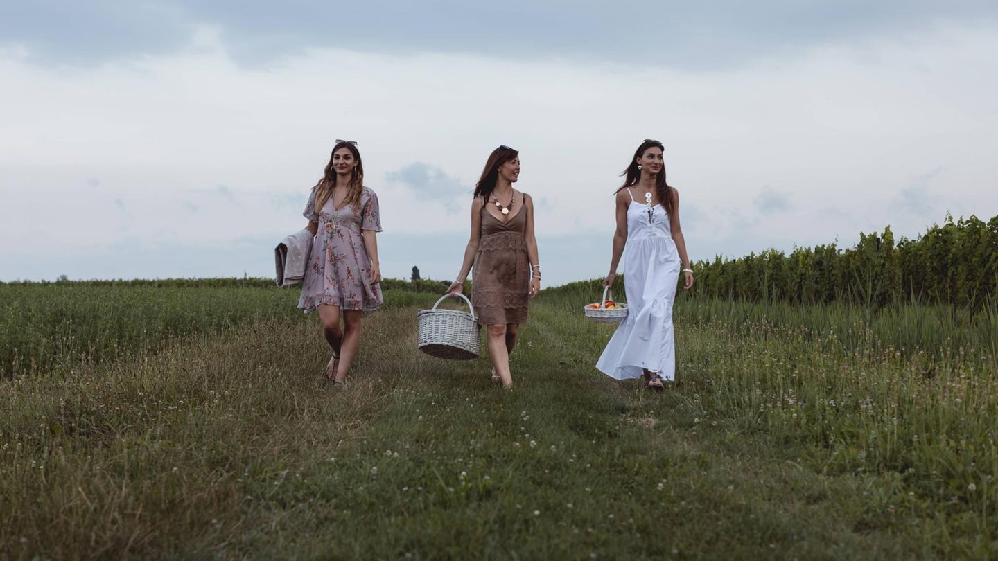 Frauen laufen über eine Wiese