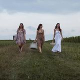 Frauen laufen über eine Wiese