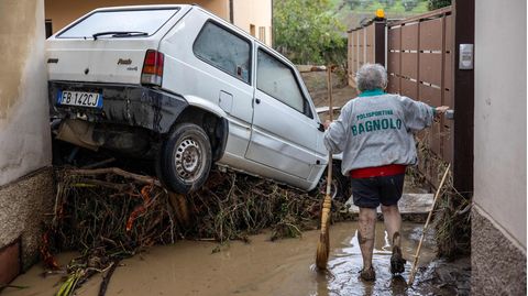 Sturm "Ciaran" hat die Toskana besonders hart getroffen – eine Frau versucht den Schlamm aufzuräumen
