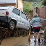 Sturm "Ciaran" hat die Toskana besonders hart getroffen – eine Frau versucht den Schlamm aufzuräumen