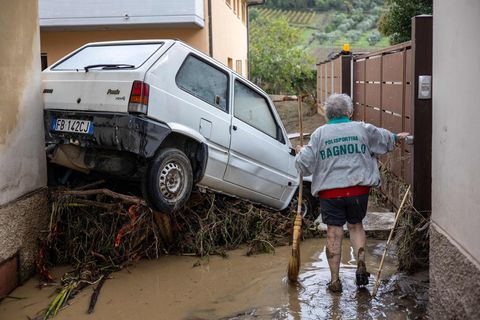 Sturm "Ciaran" hat die Toskana besonders hart getroffen – eine Frau versucht den Schlamm aufzuräumen