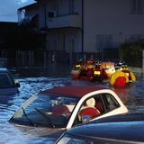 Feuerwehrleute mussten Menschen aus überfluteten Gebäuden und Autos retten