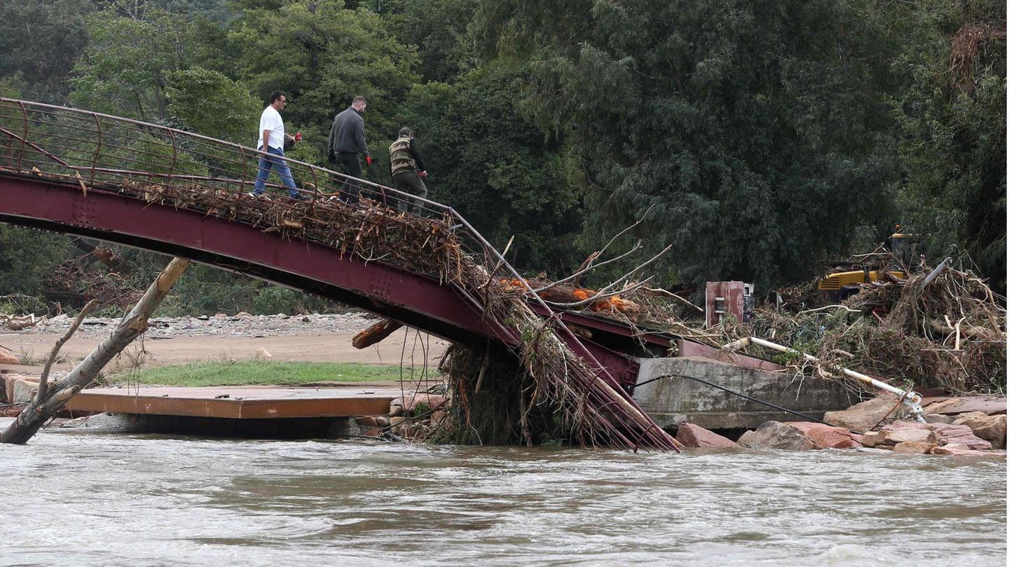 Korsika: Eine zerstörte Brücke steht im Wasser