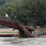 Korsika: Eine zerstörte Brücke steht im Wasser