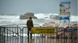 Frankreich: Sandsäcke sind an der Grand Plage an der Küste gestapelt