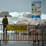 Frankreich: Sandsäcke sind an der Grand Plage an der Küste gestapelt