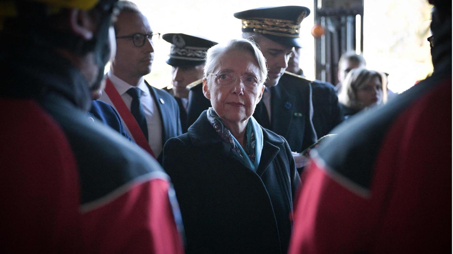 Frankreichs Premierministerin Elisabeth Borne beim Besuch einer Feuerwache