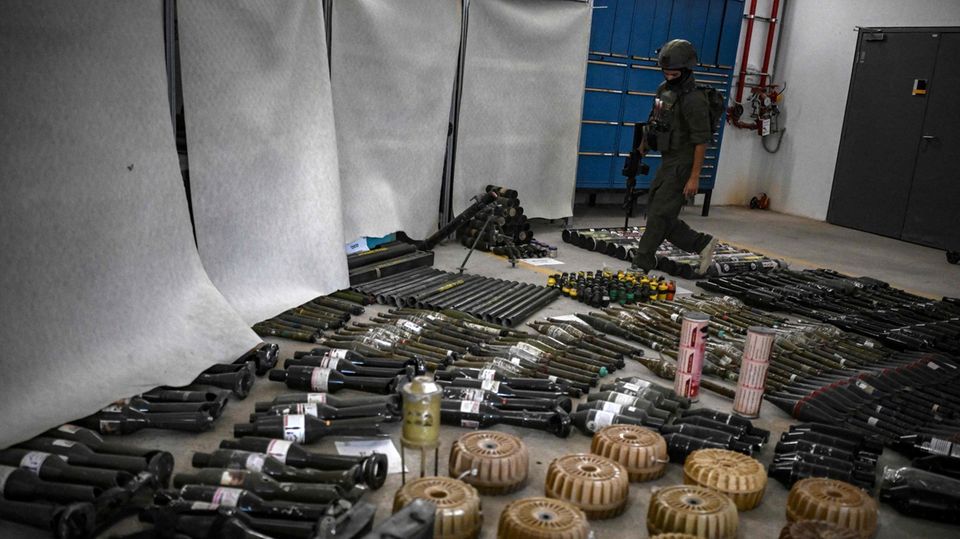 Ein israelischer Soldat geht an Waffen entlang