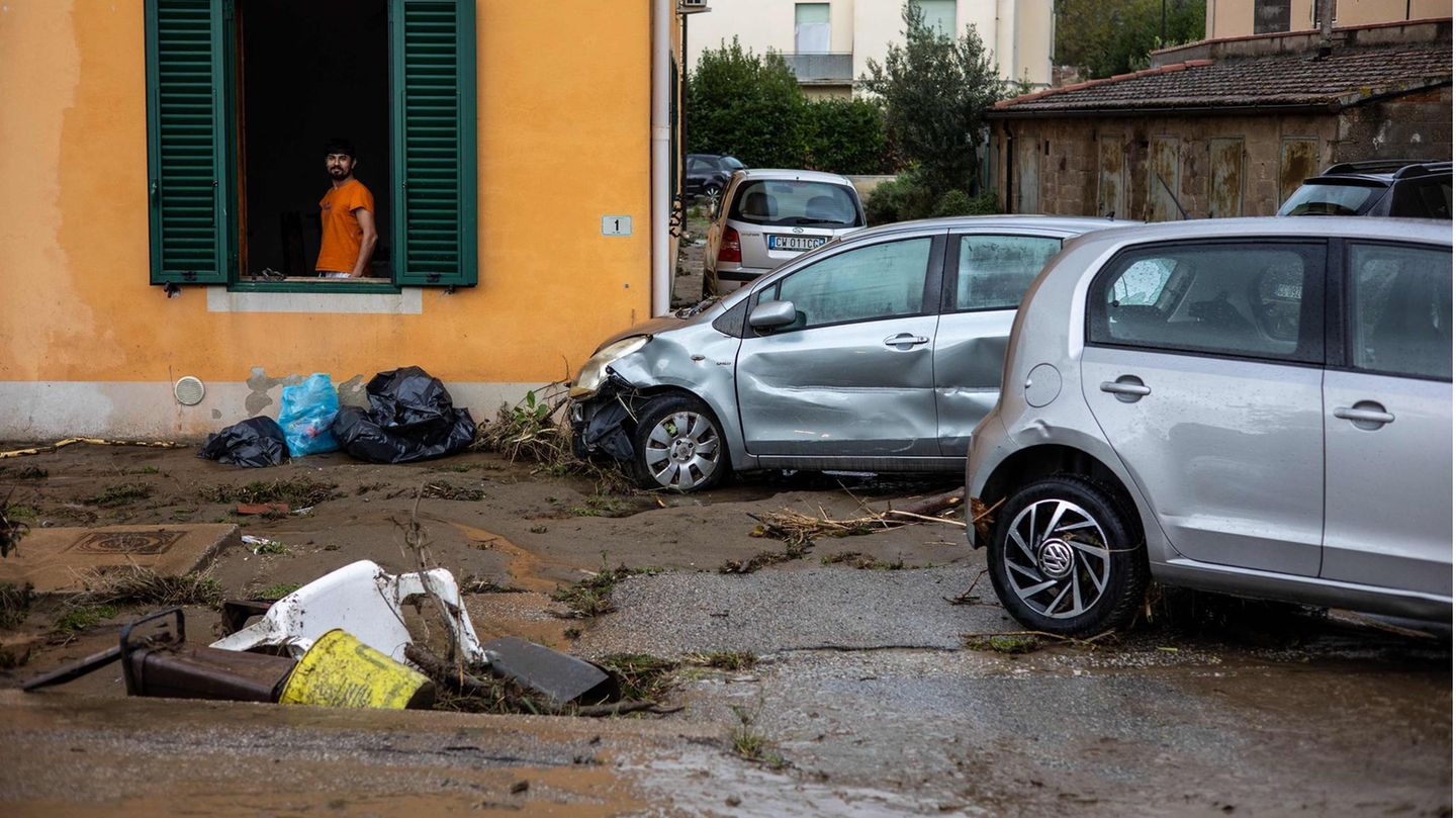 Kaputte Straßen und Autos in der Toskana
