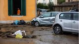 Kaputte Straßen und Autos in der Toskana