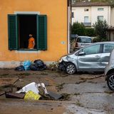 Kaputte Straßen und Autos in der Toskana