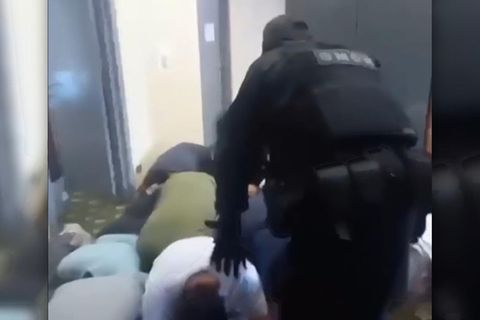 Die russische Armee macht Jagd auf neue Rekruten in einer Moschee.