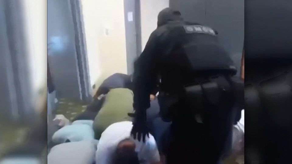 Die russische Armee macht Jagd auf neue Rekruten in einer Moschee.