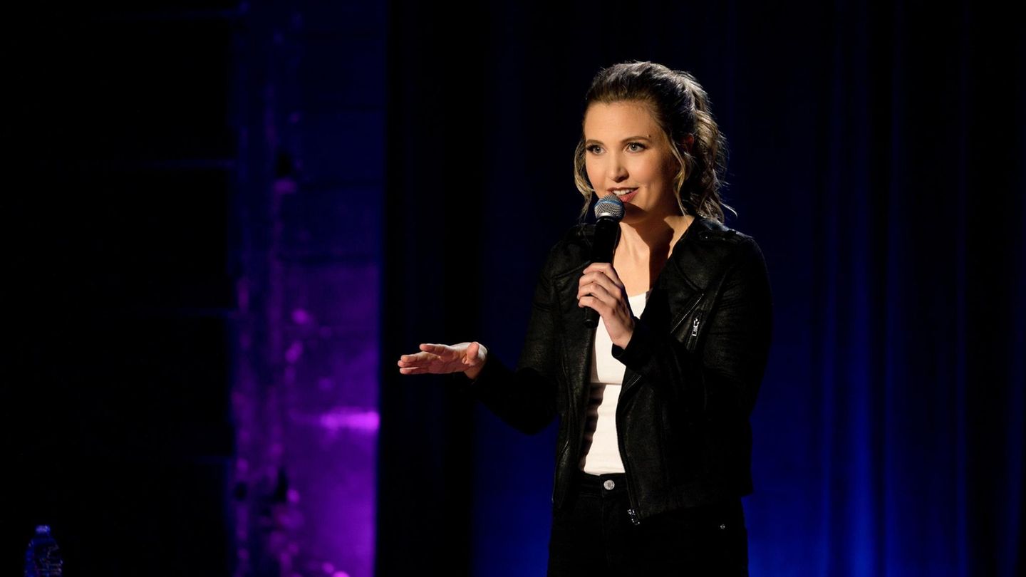 Stand-up-Comedian Taylor Tomlinson in ihrem Netflix-Special "Quarterlife Crisis"
