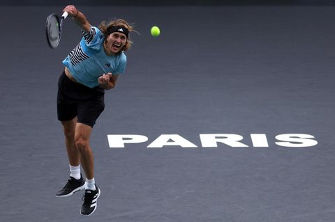Alexander Zverev schlägt im Spiel gegen Stefanos Tsitsipas beim Masters in Paris auf