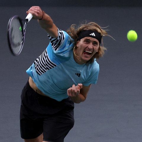 Alexander Zverev schlägt im Spiel gegen Stefanos Tsitsipas beim Masters in Paris auf