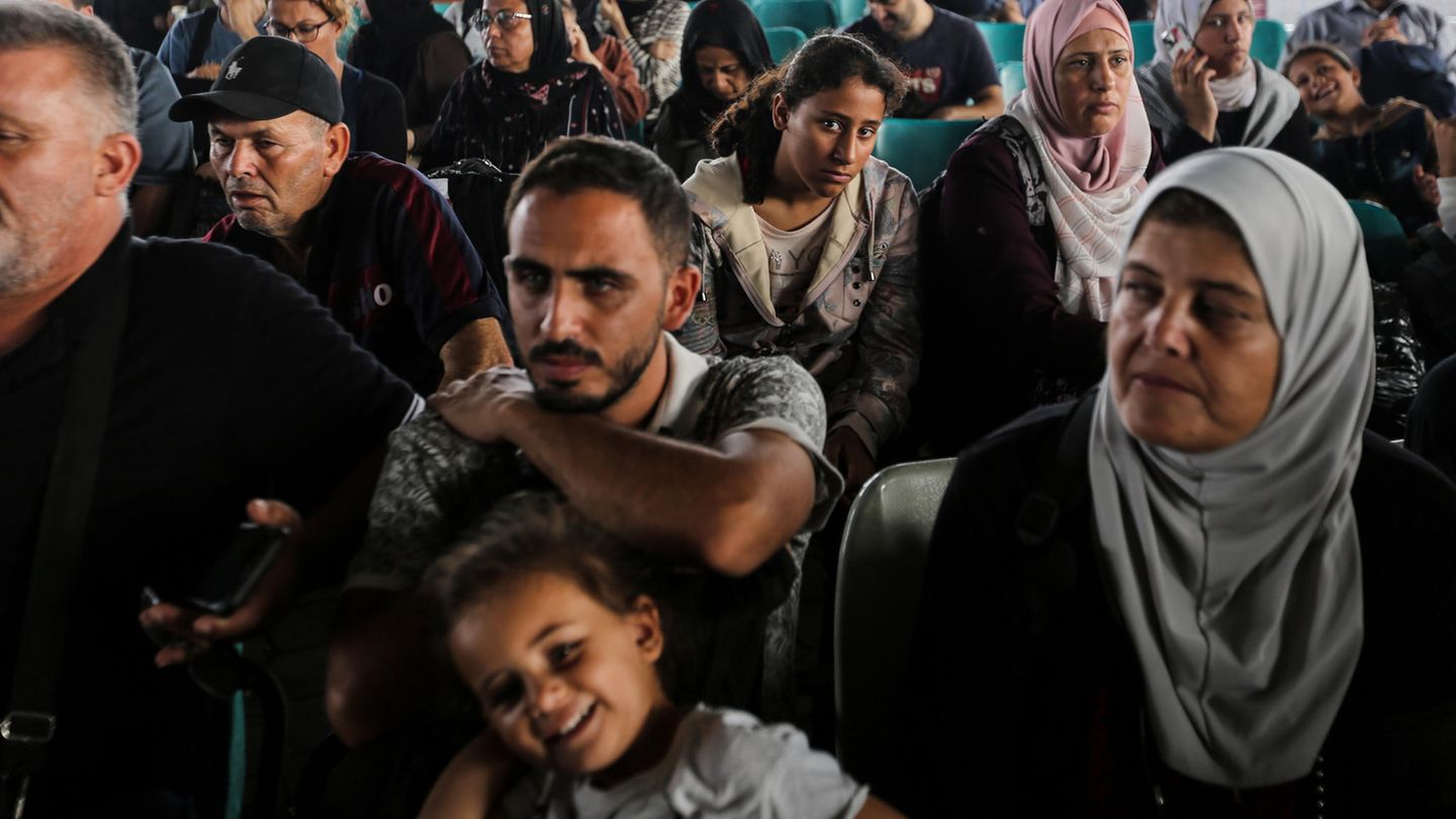 Bürger mit ausländischen Pässen warten am Grenzübergang Rafah in Gaza auf die Einreise nach Ägypten