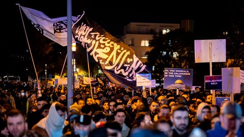 Teilnehmer der Großdemonstration in Essen schwenkten islamistische Banner und forderten die Errichtung eines Kalifats