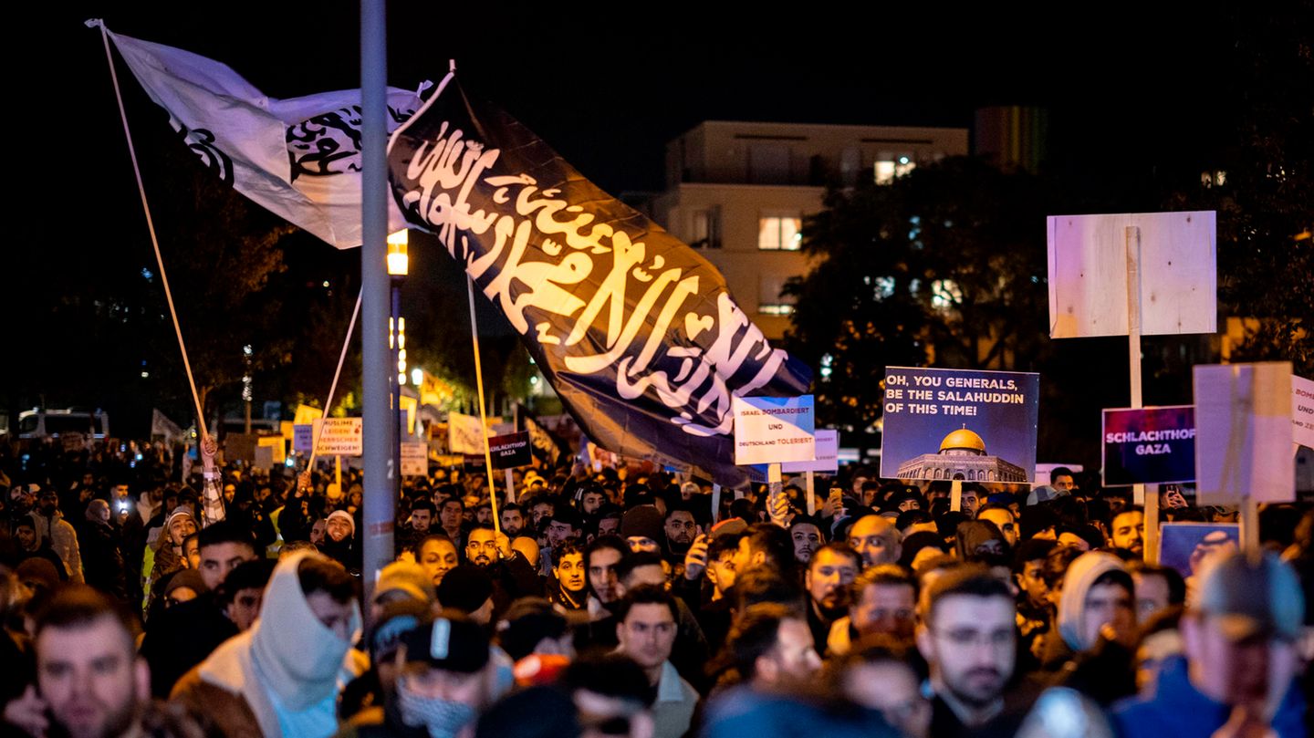 Essen: Participants in an anti-Israel demo wave Islamist banners