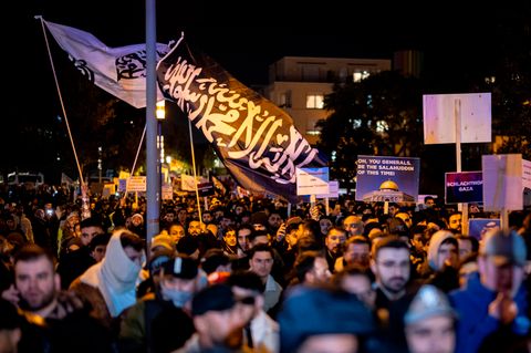 Teilnehmer der Großdemonstration in Essen schwenkten islamistische Banner und forderten die Errichtung eines Kalifats