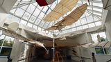Im 1996 eröffneten Anbau schweben die aus Weidenholz und Baumwolle rekonstruierten Flugapparate im Maßstab 1:1 unter dem Dach, darunter auch der große Doppeldecker von 1895.