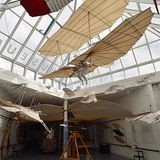 Im 1996 eröffneten Anbau schweben die aus Weidenholz und Baumwolle rekonstruierten Flugapparate im Maßstab 1:1 unter dem Dach, darunter auch der große Doppeldecker von 1895.