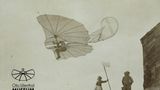 Flugszene 1893, aufgenommen von Ottomar Anschütz: Otto Lilienthal im Flug an der Fliegestation Steglitz