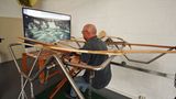 Eines der jüngeren Attraktionen: Peer Wittig vom Otto-Lilienthal-Museum demonstriert den Lilienthal-Simulator. Hier können Besucher mit dem geschickten Einsatz ihrer Bein- und Armkraft einen Gleitflug von einem Hügel wie Ende des 19. Jahrhunderts nachvollziehen.