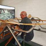 Eines der jüngeren Attraktionen: Peer Wittig vom Otto-Lilienthal-Museum demonstriert den Lilienthal-Simulator. Hier können Besucher mit dem geschickten Einsatz ihrer Bein- und Armkraft einen Gleitflug von einem Hügel wie Ende des 19. Jahrhunderts nachvollziehen.