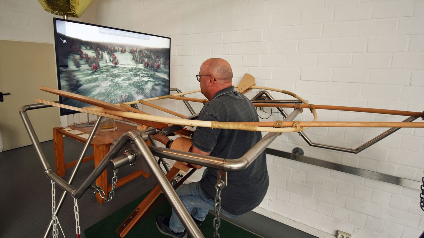Eines der jüngeren Attraktionen: Peer Wittig vom Otto-Lilienthal-Museum demonstriert den Lilienthal-Simulator. Hier können Besucher mit dem geschickten Einsatz ihrer Bein- und Armkraft einen Gleitflug von einem Hügel wie Ende des 19. Jahrhunderts nachvollziehen.