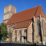 Ortswechsel in Anklam zur Taufkirche der Lilienthals: Die Nikolaikirche mit neuen Fenstern und neu gedecktem Dach. Noch fehlt dem Turmhaube, die einst bis zu einer Höhe von 103 Metern reichte.