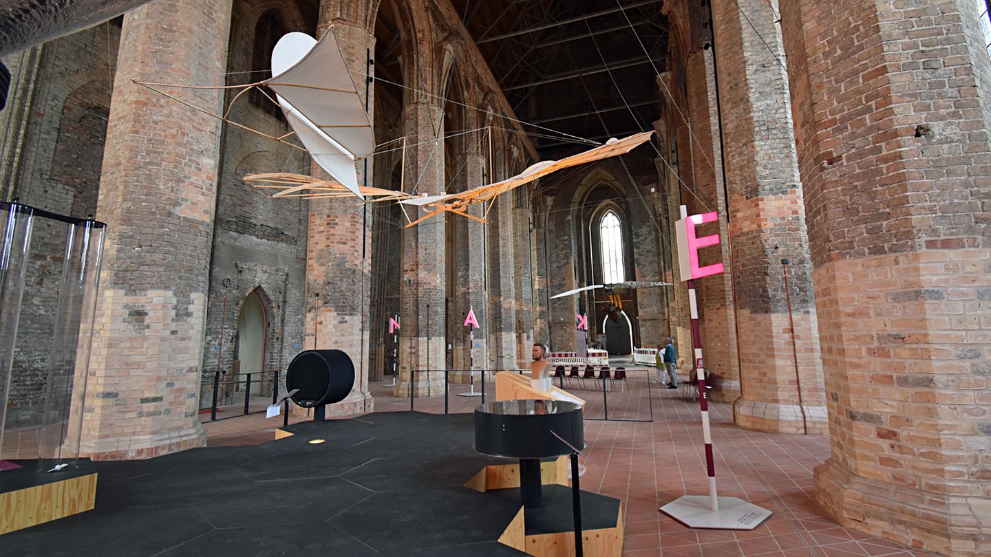In der Nikolaikirche: Blick ins Mittelschiff nach Westen zum momentanen Haupteingang.