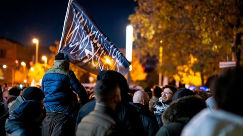Verwechslungsgefahr: Islamistische Banner auf Demo in Essen: Um welche Fahnen handelte es sich?