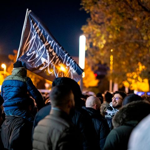 Verwechslungsgefahr: Islamistische Banner auf Demo in Essen: Um welche Fahnen handelte es sich?