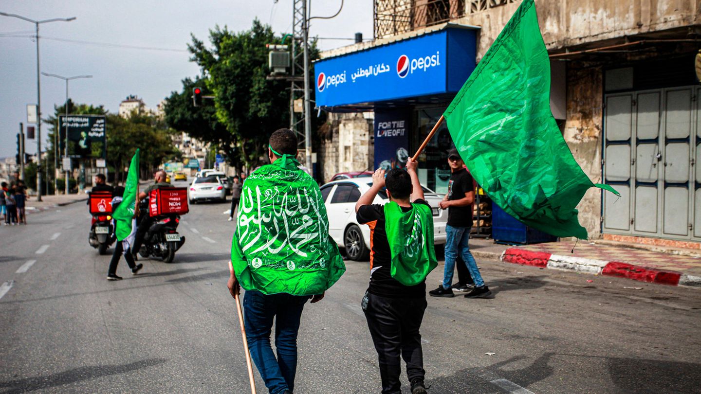 Grüne Flaggen der Hamas.