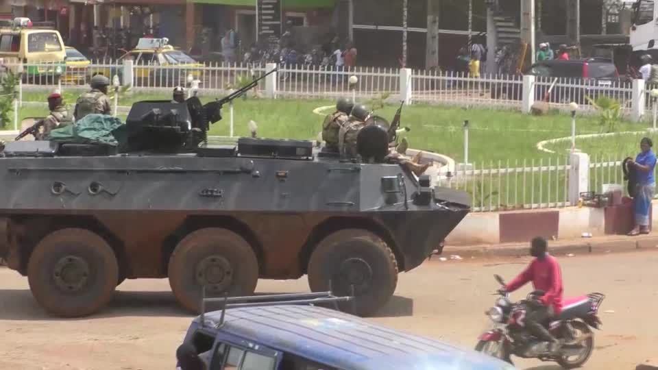 Video: Bewaffnete befreien Ex-Chef von Militärregierung in Guinea aus Gefängnis