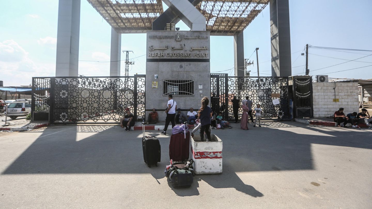 Israel News: Hamas stops foreigners leaving Gaza Strip