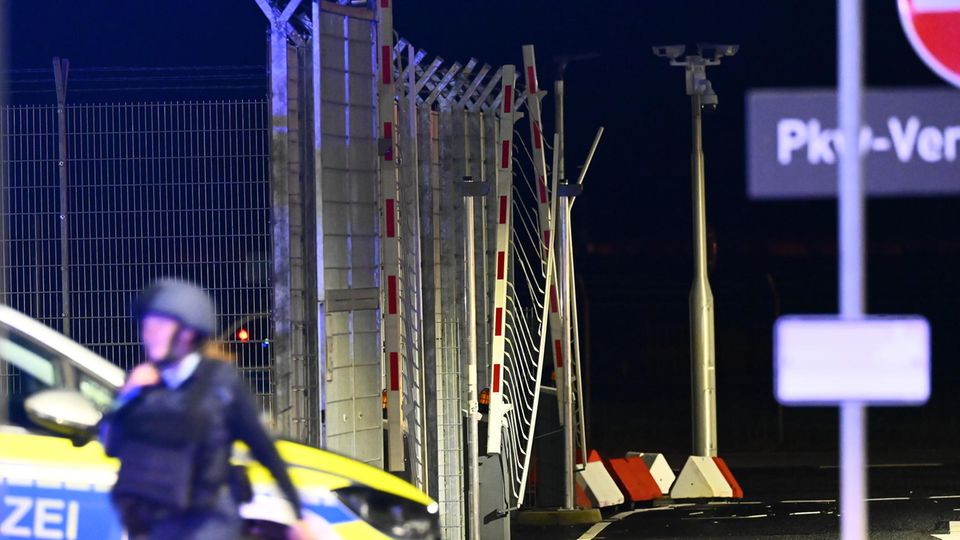 Eine beschädigte Schranke, durch die ein Mann am Flughafen mit seinem Auto gerast sein soll Eine beschädigte Schranke, durch die ein Mann am Flughafen mit seinem Auto gerast sein soll