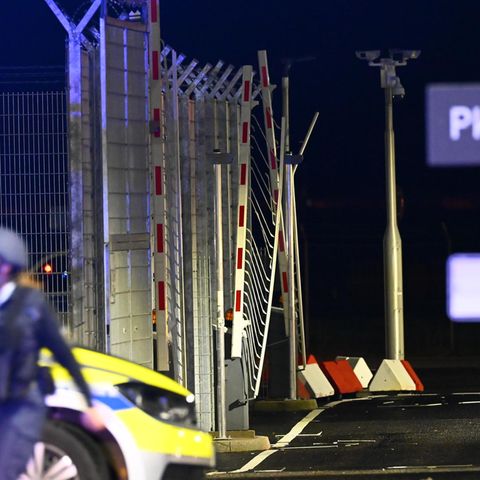 Eine beschädigte Schranke, durch die ein Mann am Flughafen mit seinem Auto gerast sein soll